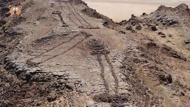 Vue aérienne des structures en pierre Mustatils dans le désert