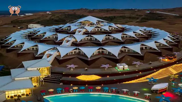 Vue aérienne de l'Hôtel Lotus en forme de fleur dans les dunes