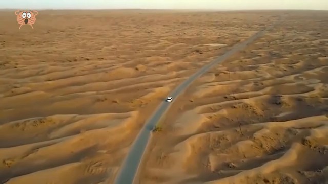 L'autoroute traversant les dunes de sable du désert de Taklamakan
