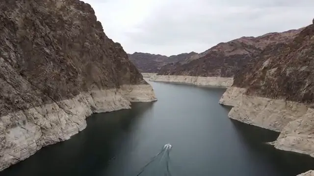Vue du réservoir montrant la baisse critique du niveau de l'eau