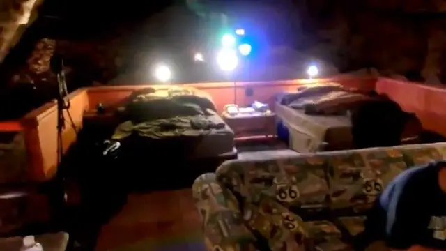 L'intérieur de la suite d'hôtel souterraine aménagée dans la caverne