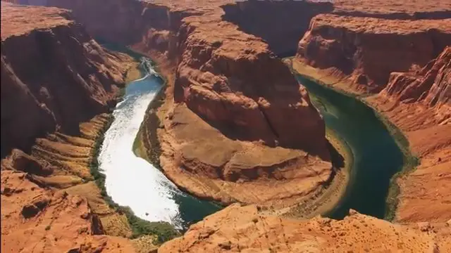 Vue aérienne montrant les strates géologiques et le fleuve en contrebas