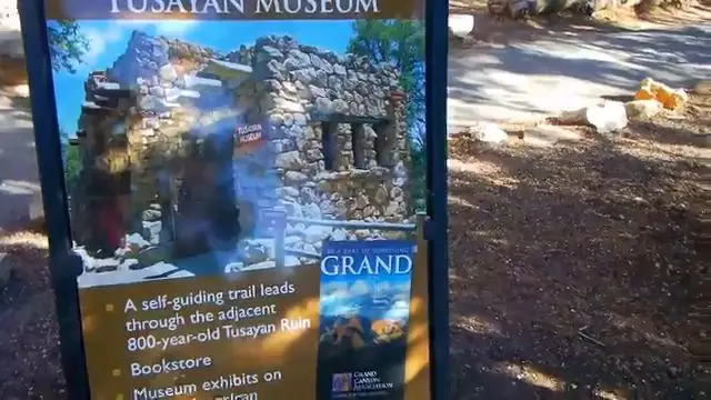 Les murs de pierre des ruines archéologiques de Tusayan