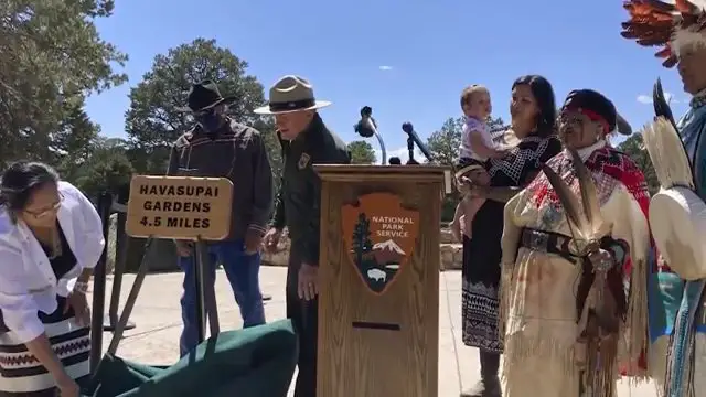 Membres de la tribu Havasupai en tenue traditionnelle lors d'une cérémonie