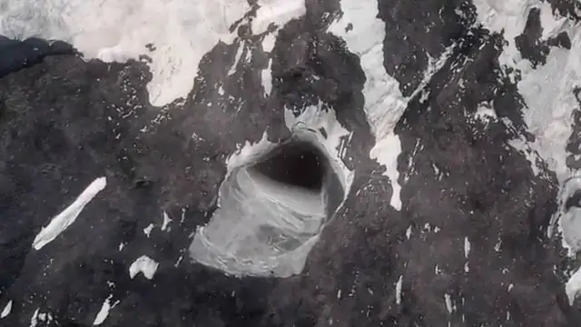 Image satellite d'une ouverture artificielle présumée dans la montagne