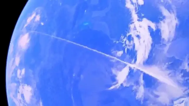 Visualisation de la traînée de condensation traversant le globe