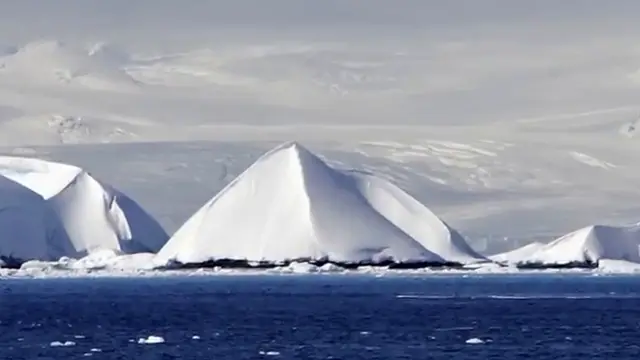 Formation pyramidale enneigée en Antarctique