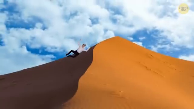 Une personne glissant sur une dune pour déclencher le chant des sables