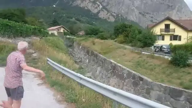 Une immense coulée de boue noire dévale une pente en Suisse suite à de la grêle