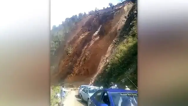 Un glissement de terrain majeur s'effondre sur une route de montagne devant des véhicules