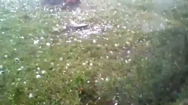 Une tempête de grêle intense avec des projectiles de la taille de balles de baseball