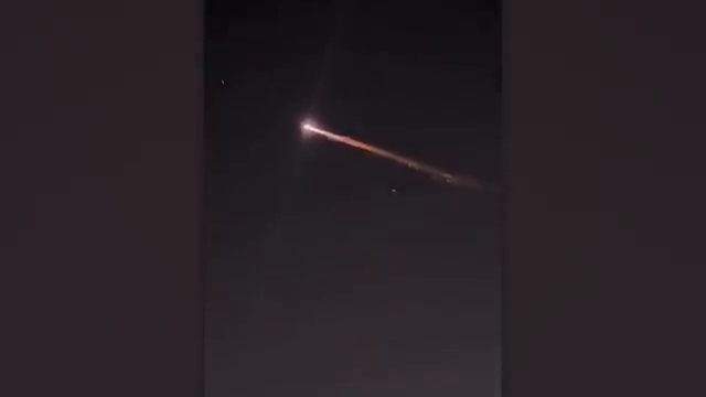 Des débris spatiaux se consumant dans l'atmosphère laissant une traînée rouge