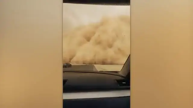 Une tempête de sable massive en Égypte engloutissant une autoroute