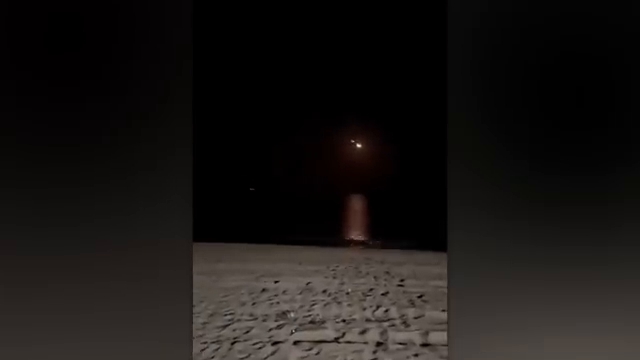 Illusion d'optique montrant deux croissants de lune dans le ciel nocturne