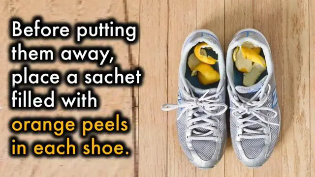 Placement d'un sachet d'écorces d'orange dans une chaussure