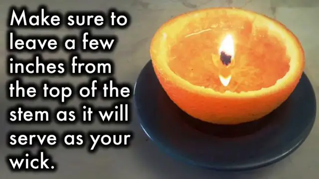 Une bougie faite dans une peau d'orange allumée
