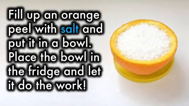 Une demi-orange remplie de sel pour le frigo