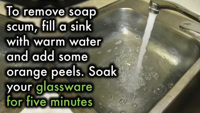 Nettoyage d'un robinet avec une peau d'orange