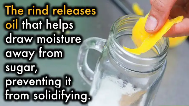 Ajout d'un morceau de peau d'orange dans un bocal de sucre brun
