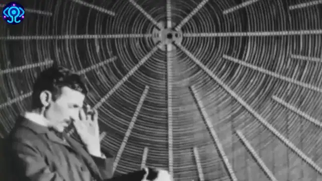 Photographie d'époque de Nikola Tesla lisant devant une structure spirale géante.