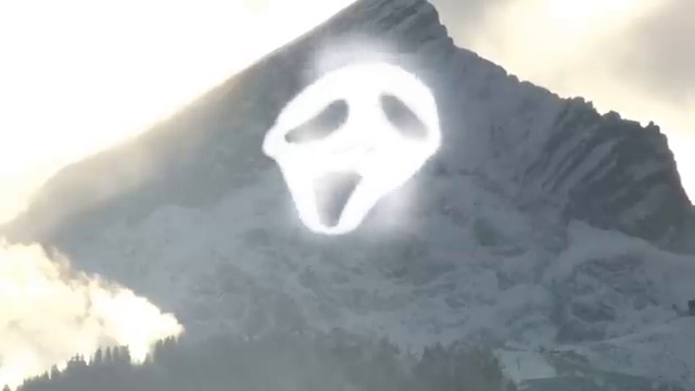 Un visage géant aux allures de masque hurlant, formé par la neige et la glace sur le flanc d'une montagne en Antarctique.