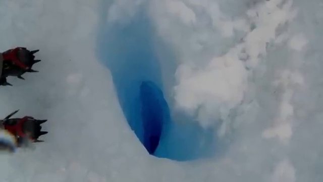 Vue d'une crevasse glaciaire extrêmement profonde illustrant le canyon sous le glacier Denman.