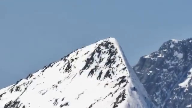 Vue aérienne d'un sommet montagneux en Antarctique présentant une forme pyramidale presque parfaite.