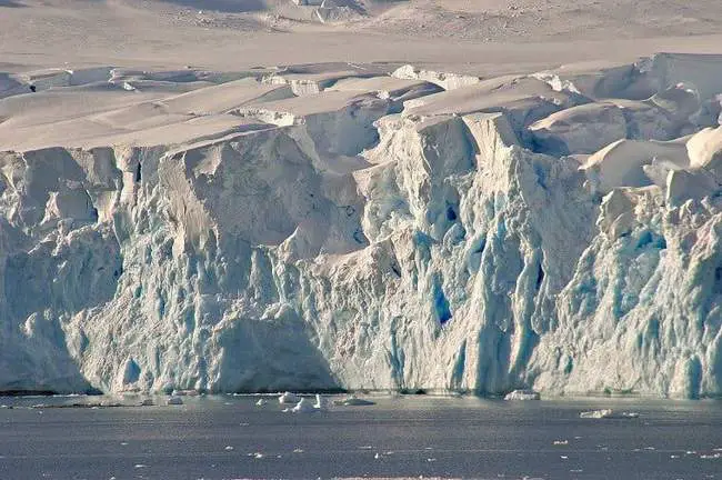 « Des scientifiques affirment qu'il existerait un autre monde sous la glace de l'Antarctique ? »