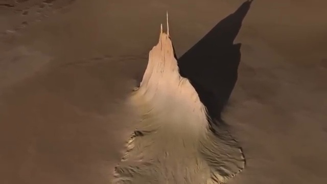 Vue détaillée de la surface d'Io montrant des structures géologiques étranges et des couleurs inhabituelles.