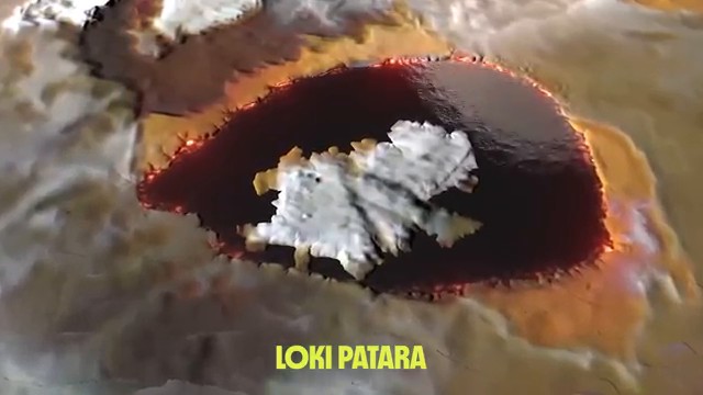 Vue aérienne du gigantesque lac de lave Loki Patera, avec son île rocheuse centrale.