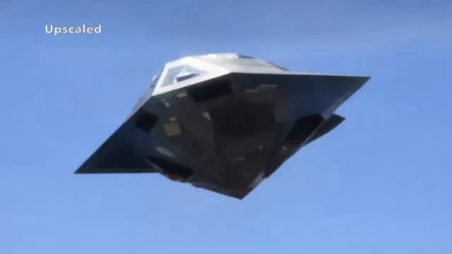 Gros plan détaillé sur la structure géométrique et métallique de l'OVNI de Campinas.