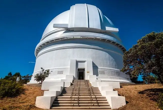 Le mont Palomar, avec son célèbre observatoire, est une destination prisée pour l'organisation de congrès, comme le rassemblement sur les ovnis de 1954.