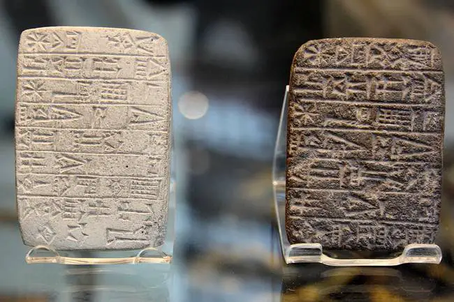 Tablettes cunéiformes en pierre gravées en sumérien. Crédits photo : David Morgan-Mar.