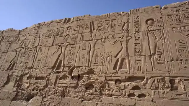 Gros plan sur une tablette cunéiforme sumérienne montrant les premiers systèmes d'écriture et les représentations possibles des divinités.