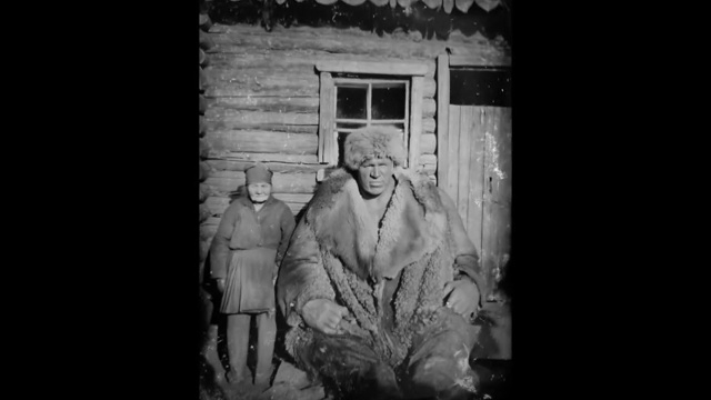 Archive photographique exposant un groupe de travailleurs forestiers sibériens, incluant plusieurs individus aux proportions colossales.