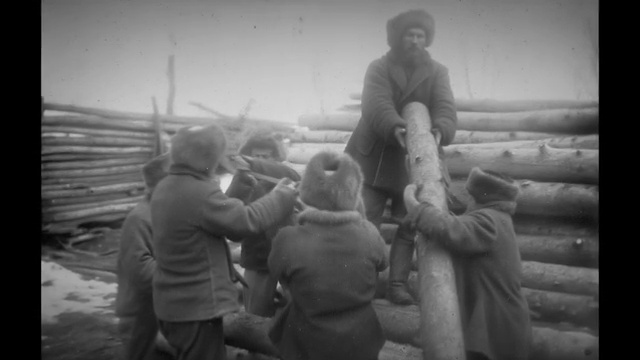Un bûcheron géant en plein travail, tenant des outils de coupe surdimensionnés avec une facilité déconcertante.
