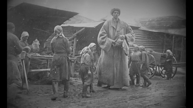 Photographie d'une équipe de travail complète avant 1912, où les géants s'intègrent naturellement parmi les autres ouvriers.