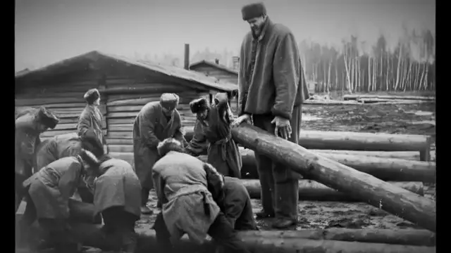 La célèbre photographie de 1907 près de Krasnoïarsk, montrant un géant tenant un énorme rondin de bois au sein de son équipe.