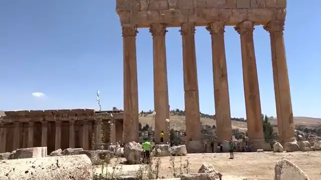 Vue d'ensemble des colonnes romaines du temple de Jupiter se dressant au-dessus des fondations massives.