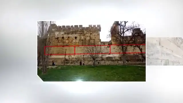 Gros plan sur les blocs colossaux du Trilithon intégrés dans le mur d'enceinte, montrant leur taille disproportionnée par rapport aux visiteurs.