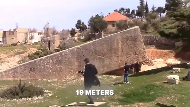 Le gigantesque bloc de pierre de 1 650 tonnes découvert en 2014, toujours attaché à la roche mère dans la carrière.
