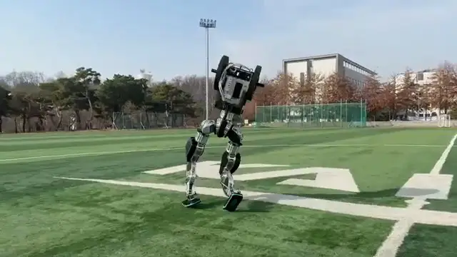 Démonstration du robot humanoïde KAIST v0.7 effectuant des mouvements athlétiques sur un terrain de football.