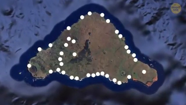 Carte de l'île de Pâques montrant la répartition des statues Moaï, majoritairement positionnées tout au long du littoral.