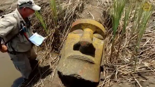 La nouvelle statue Moaï de 1,5 mètre découverte en 2025 au fond du lit d'un lac asséché.