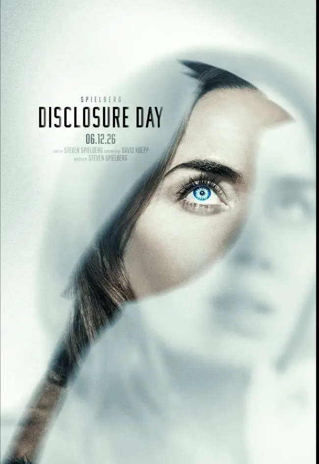 une affiche de cinéma représentant une femme aux yeux bleus et la silhouette d'un oiseau