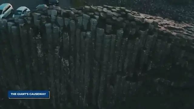 Vue aérienne de la Chaussée des Géants et de ses colonnes de basalte hexagonales
