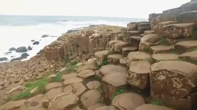 La paroi rocheuse s'ouvre comme une porte fluide dans la falaise