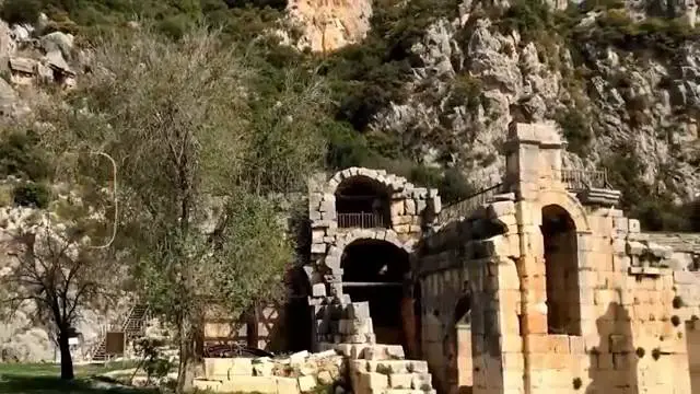 Les tombes lyciennes creusées dans la roche à Myra en Turquie