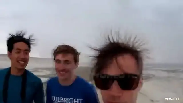 Groupe d'amis avec les cheveux dressés sur la tête à cause de l'électricité statique