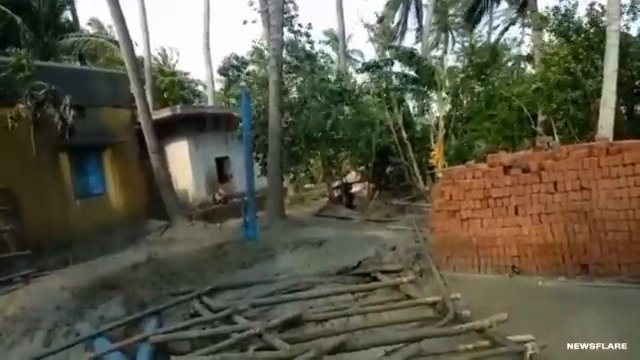 Geyser de boue et d'eau jaillissant du sol après un forage